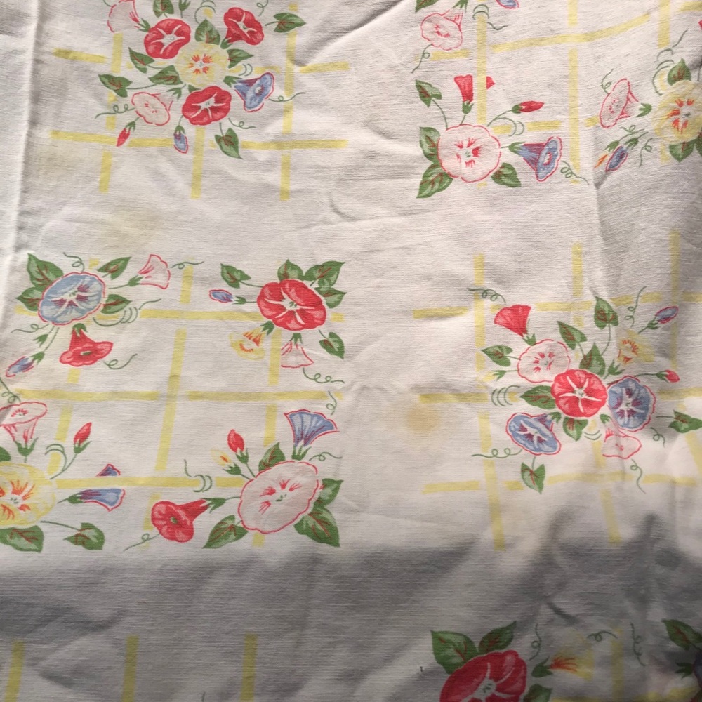 Vintage Tablecloth red, blue, yellow petunias, - Picture 6 of 6